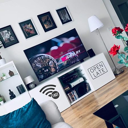 E1 Luxury Oldtown Apt - 2X Parking, Foodstore, Pcscreen, Netflix, Unlimited Music, Crib, Babychair, Fastwifi, Aircon Apartment Caşonia Exterior foto